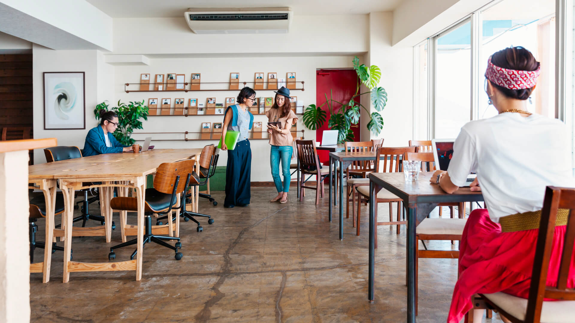  Image of a formal cafe space wthin the office