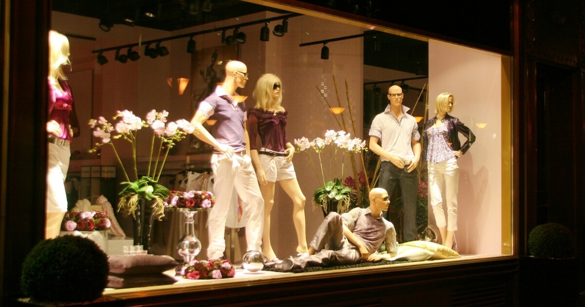 What is the difference between Visual merchandiser and Window display  specialist?