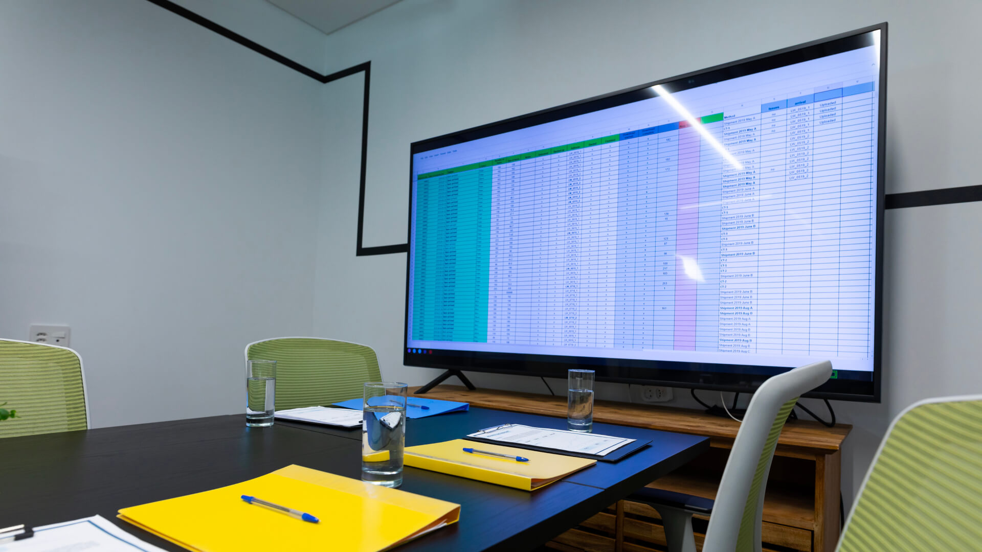 Use of wall screen in office meeting rooms